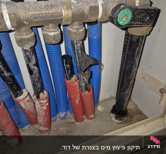 צינורות מים כחולים ואדומים עם ברזים